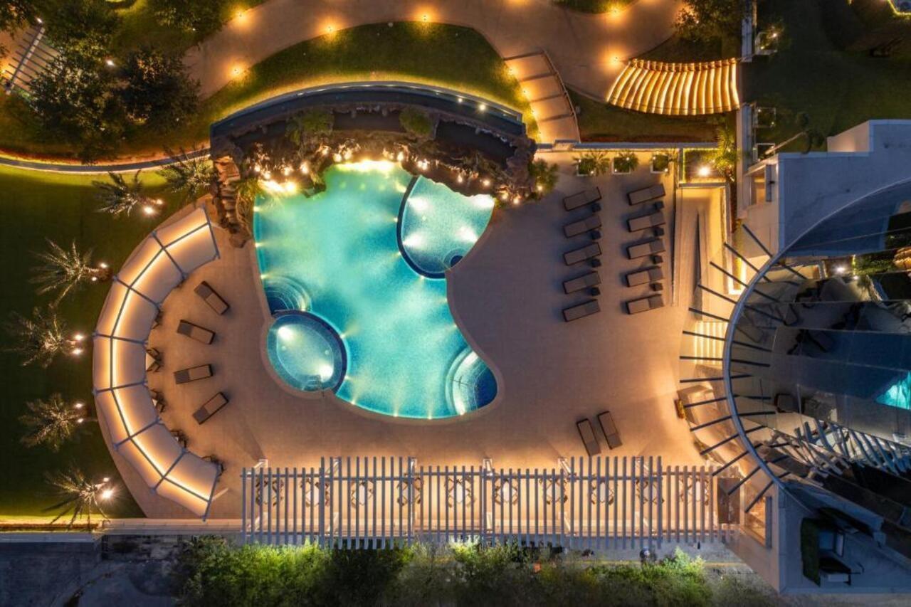 Safi Royal Luxury Metropolitan Hotel San Pedro Garza Garcia ภายนอก รูปภาพ Aerial view of the pool at the hotel