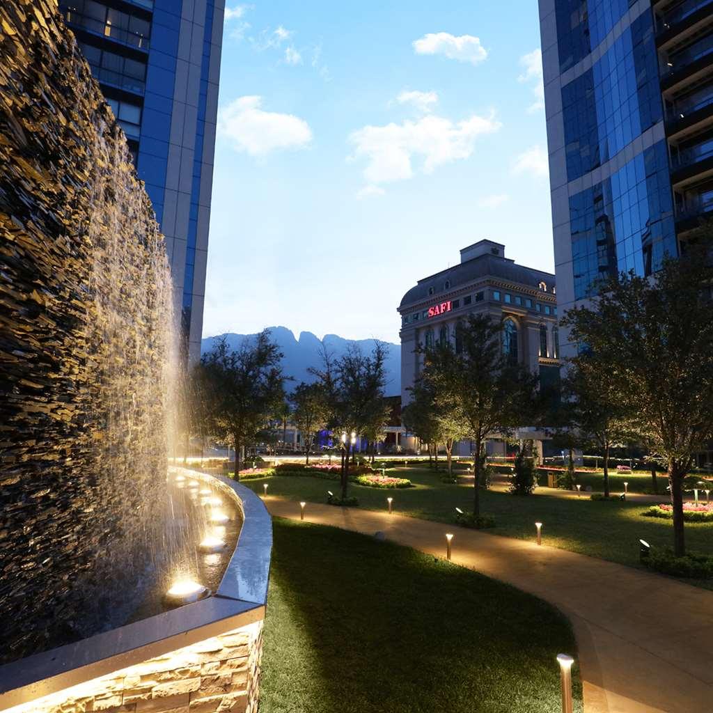Safi Royal Luxury Metropolitan Hotel San Pedro Garza Garcia สิ่งอำนวยความสะดวก รูปภาพ The park at the heart of the complex