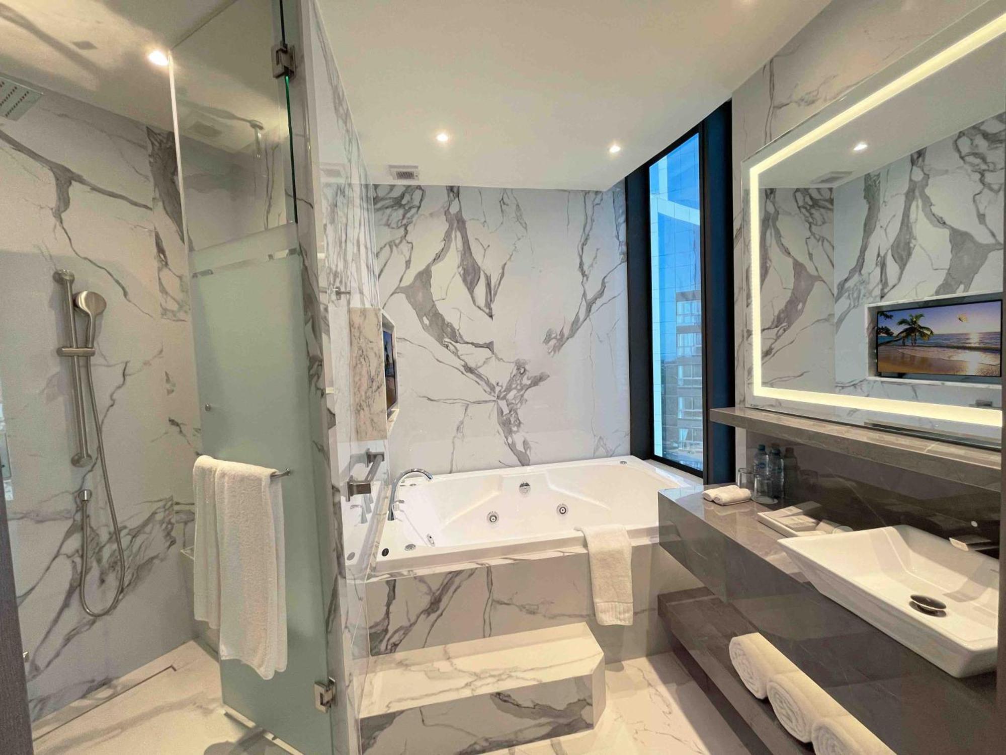 Safi Royal Luxury Metropolitan Hotel San Pedro Garza Garcia ภายนอก รูปภาพ Bathroom
