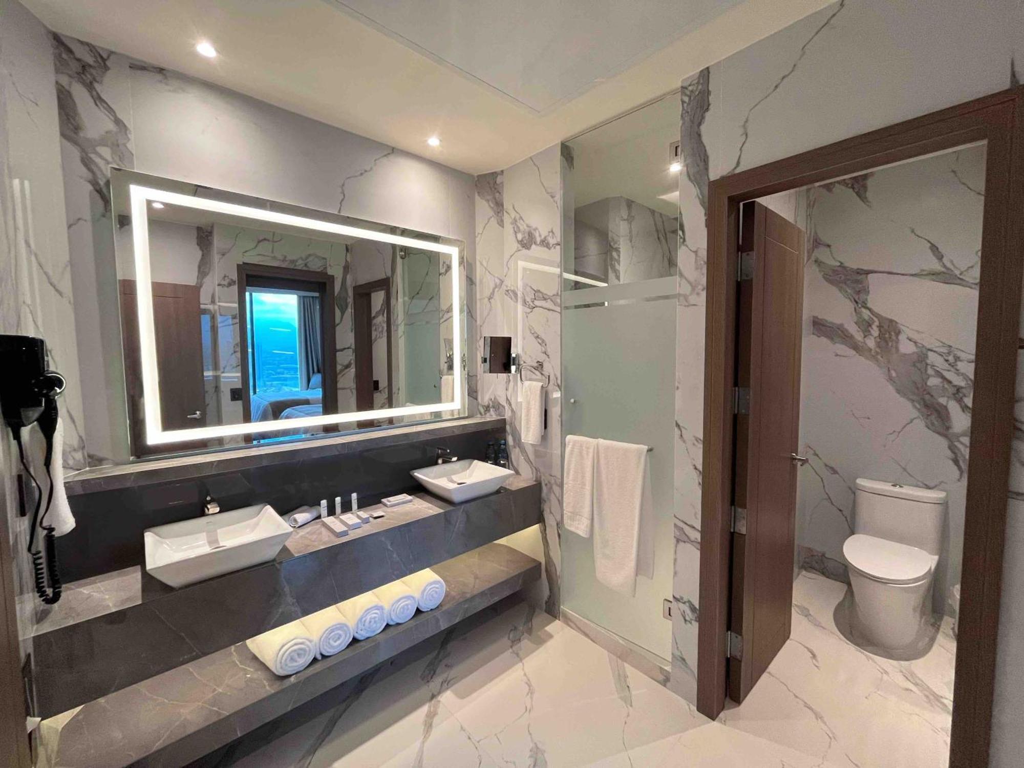 Safi Royal Luxury Metropolitan Hotel San Pedro Garza Garcia ภายนอก รูปภาพ Bathroom