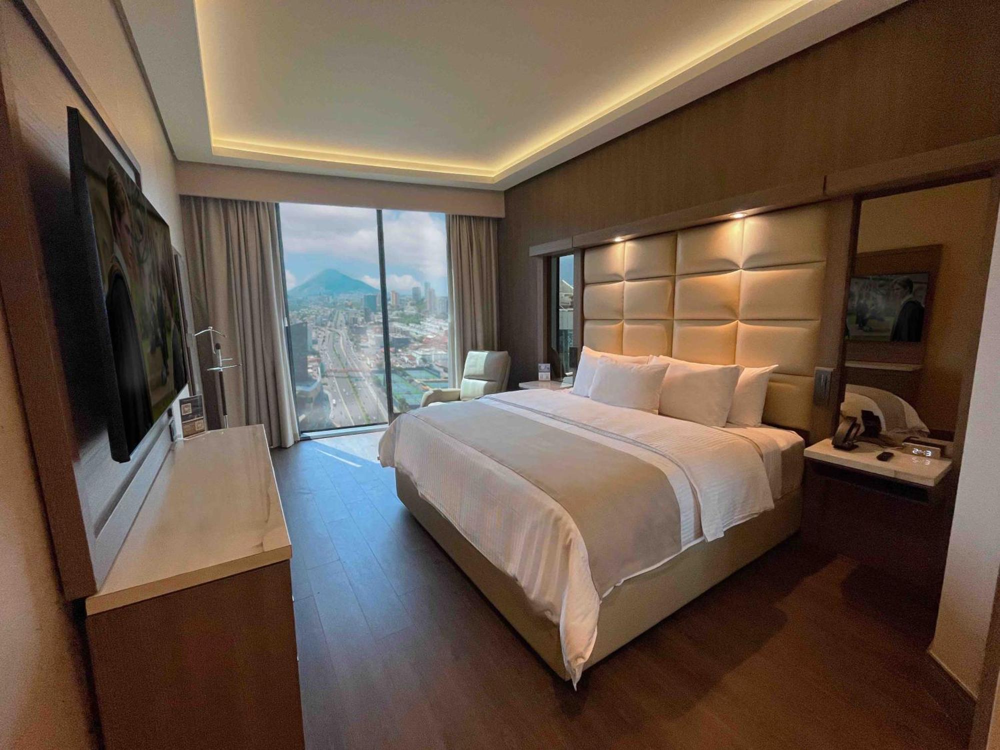 Safi Royal Luxury Metropolitan Hotel San Pedro Garza Garcia ภายนอก รูปภาพ A bedroom at the hotel